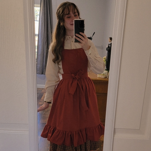 Red Cottagecore Apron With Ruffles - Picture 5 of 6